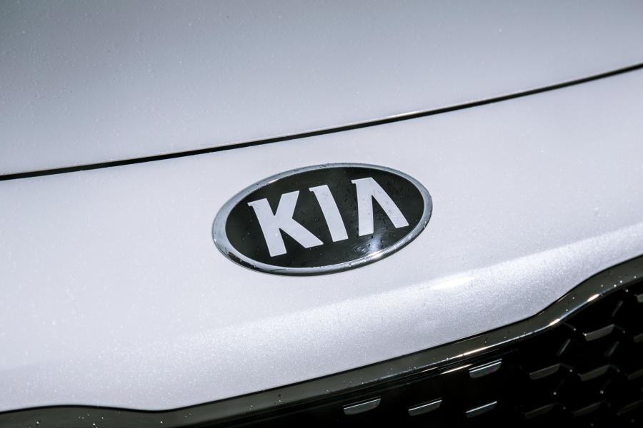 Логотип Kia Stinger GT-Line (CK) 2017 года  (UK) (фото 24 из 37)